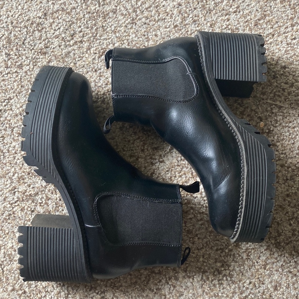 Cute chunky black boots!